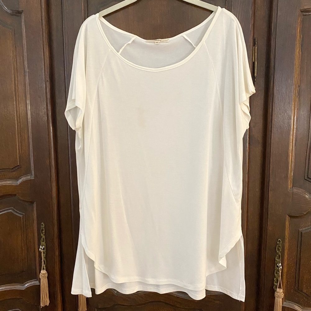 Andree by Unit drop cap sleeve ivory tunic bust apx 23” length 31” at back hem
